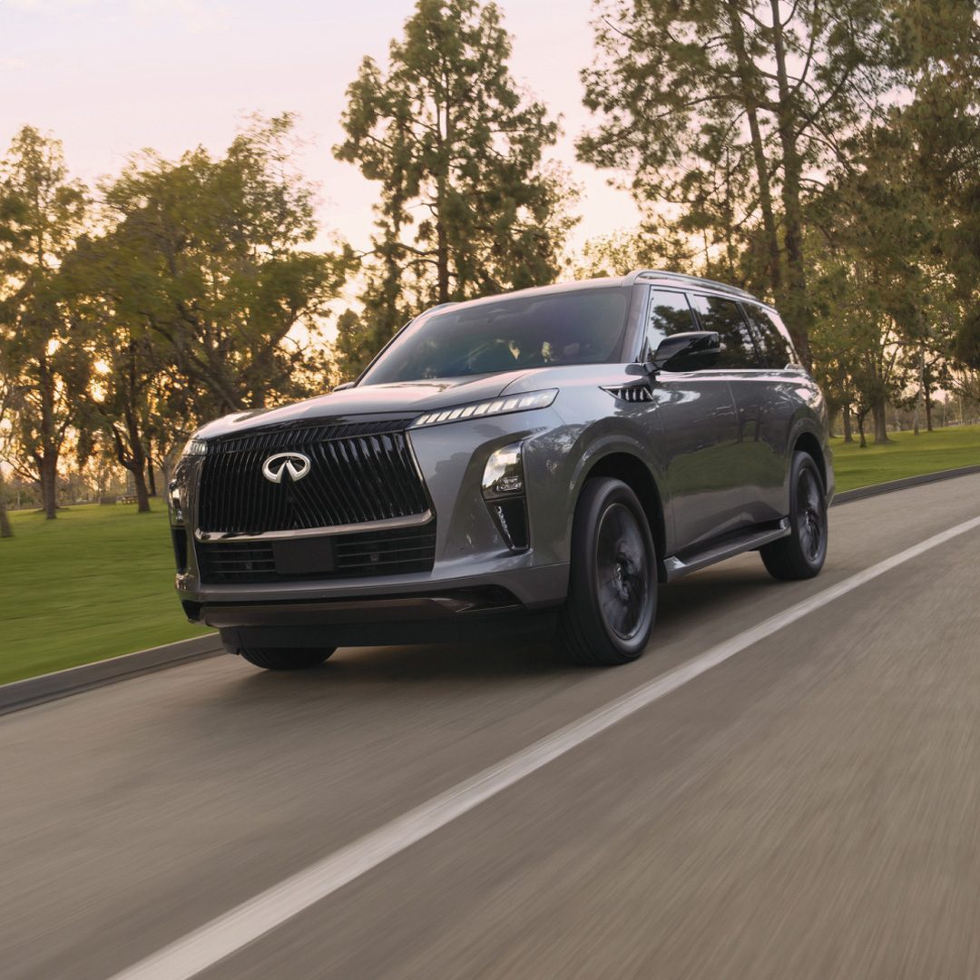 Infiniti QX80 — фирменная решётка и фары