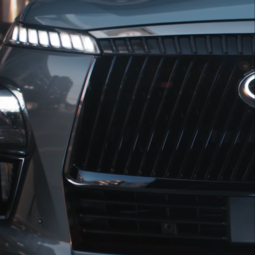 Фирменная решётка Infiniti QX80